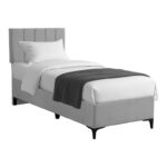 Кревет од ткаенина Moega во светло сива нијанса 90x200 см