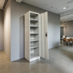 Koya metal cabinet in light gray color 50x45x180cm - Image 2